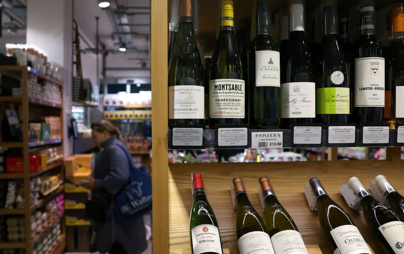 Foto de archivo: Vinos franceses se exhiben para la venta en la tienda de delicatessen y comestibles Panzer, en Londres, Reino Unido