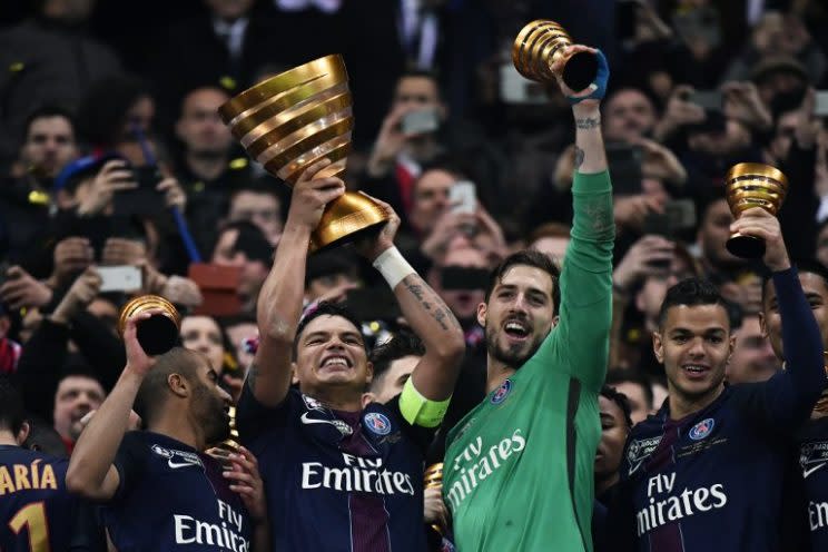 <p>Thiago Silva, capitaine tout sourire, soulève la coupe avec ses coéquipiers. (crédit AFP)</p>