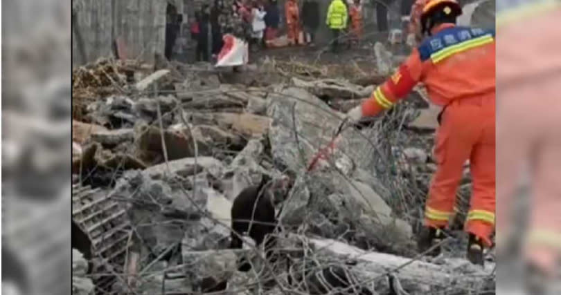 中國新疆發生規模7.1強震，導致上百間建築倒塌毀損，至少6人受傷送醫。（圖／擷取自微博）