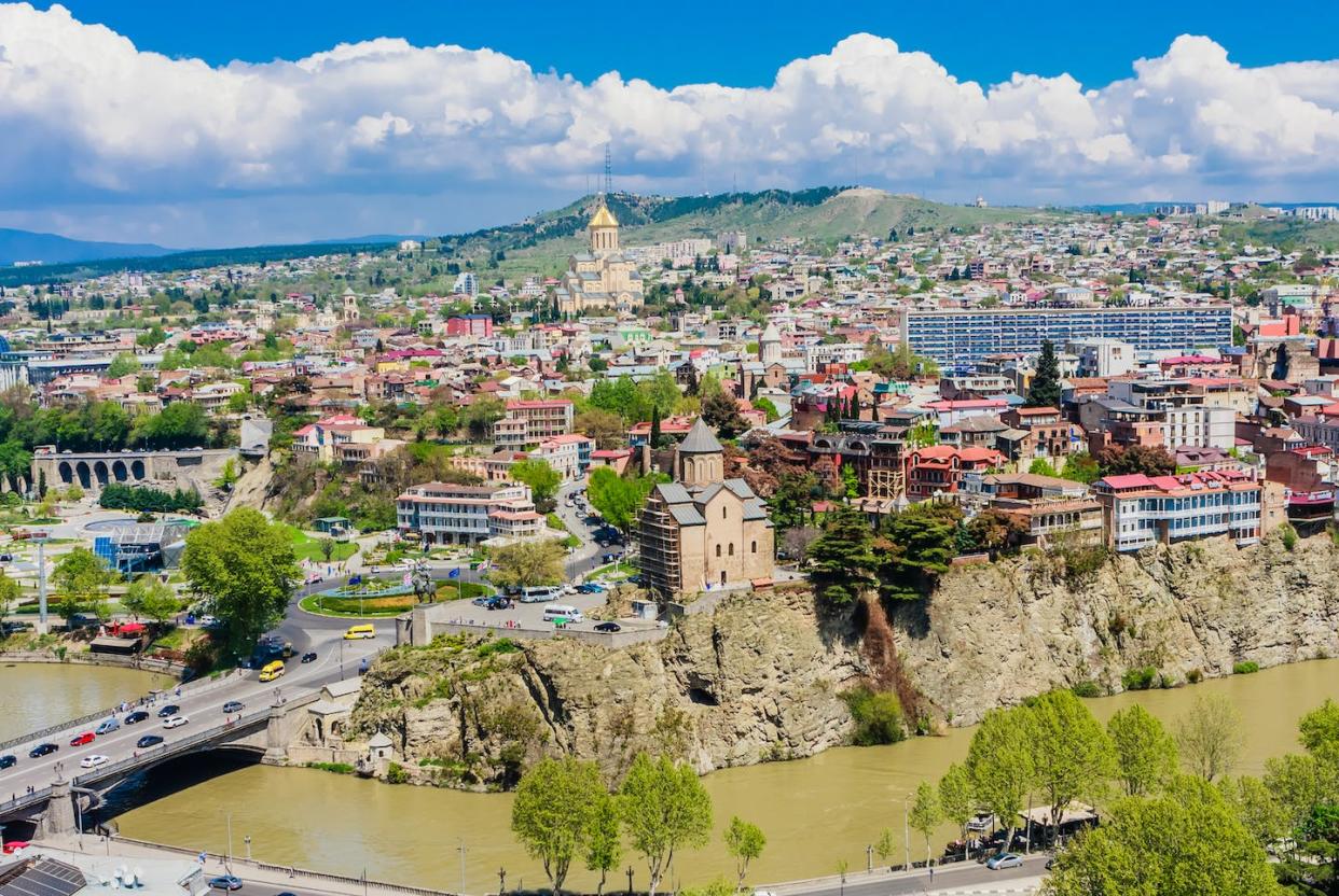 Tbilissi, capitale de la Géorgie, pays traversé de routes hautement stratégiques pour l’Union européenne. Shutterstock