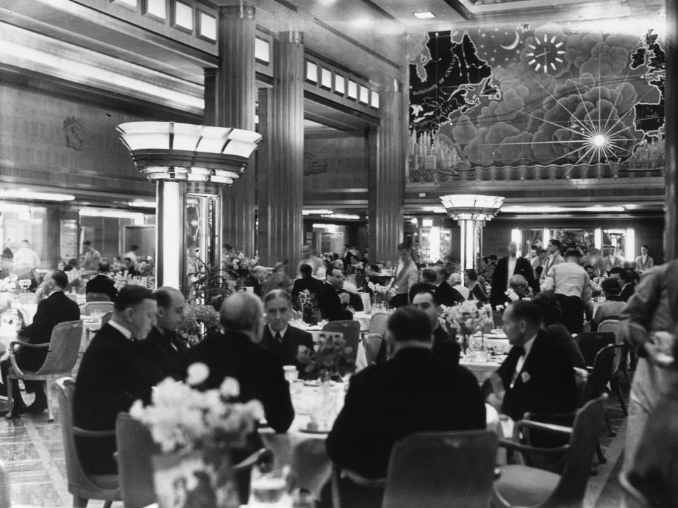 Passengers on the new Queen Mary eating dinner in the restaurant.