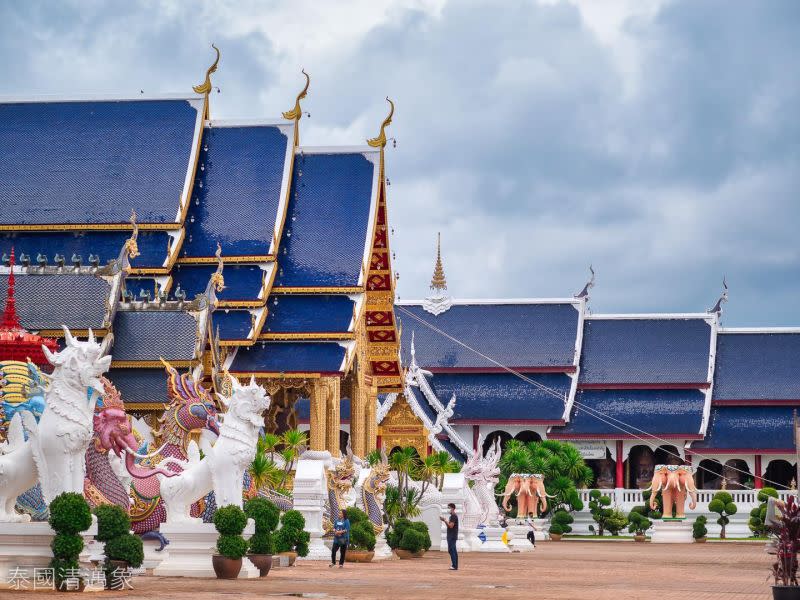 ▲泰國等東南亞國家也是台灣人喜愛的旅遊勝地，再加上泰國也全面開放，部落客泰國清邁象直呼：「非常建議大家這個時機來泰國玩。」圖為極具泰北蘭納風格建築特色的清邁藍廟。（圖／翻攝自泰國清邁象臉書）