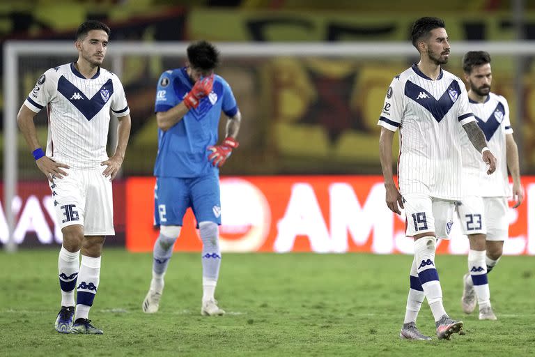 Los jugadores de Vélez reaccionan después de perder contra el Barcelona de Ecuador en octavos de final de la Copa Libertadores.