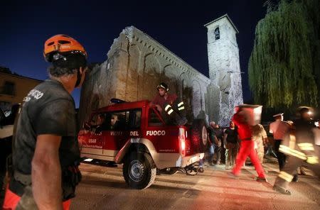 Rescuers work following the earthquake in Amatrice, central Italy, August 24, 2016. REUTERS/Stefano Rellandini