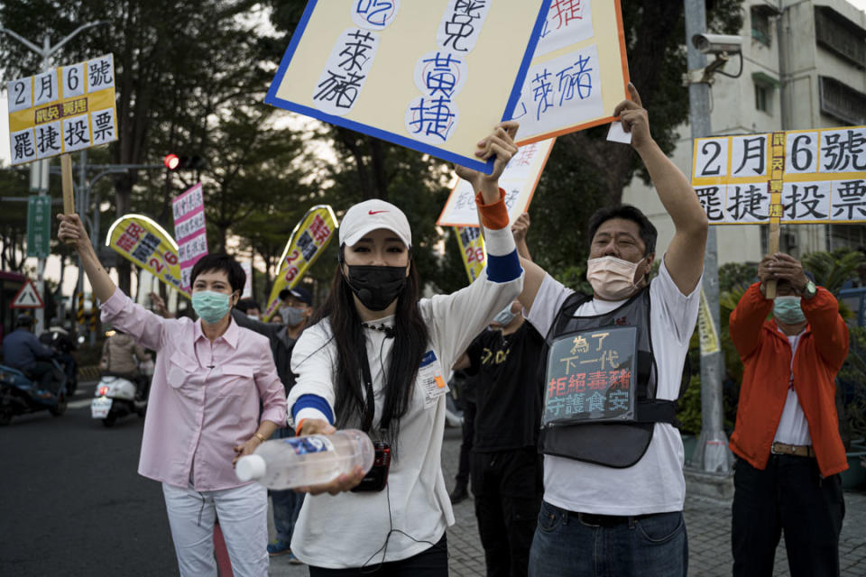 2021年2月2日高雄，市民在街頭呼籲投票罷免黃捷。