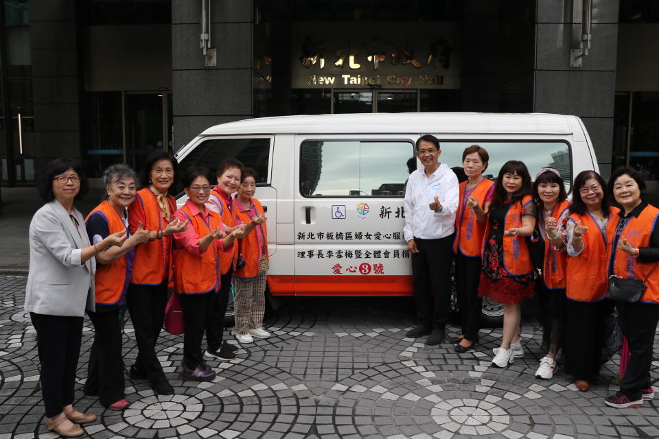 板橋區婦女愛心服務會理事長李雪梅（左4）帶領會員捐出第3輛復康巴士。（新北市社會局提供）