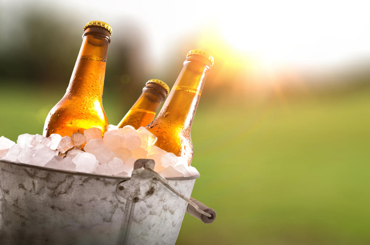 Eisgekühlt schmeckt Bier am besten. Wissenschaftler*innen haben jetzt herausgefunden, warum das so ist. (Foto: Getty Images)