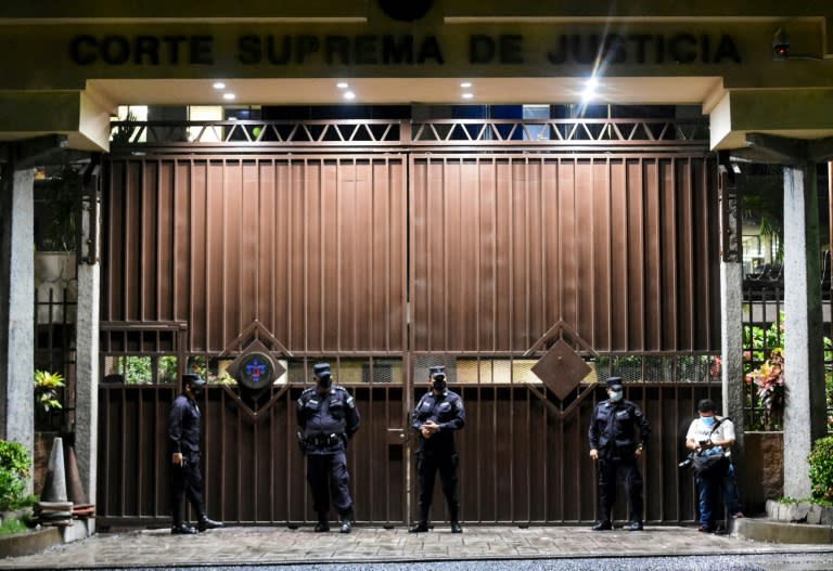 Des policiers montent la garde devant la Cour suprême du Salvador, dont les juges hostiles au président Bukele ont été révoqués, à San Salvador le 2 mai 2021