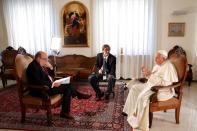 El Papa Francisco habla durante una entrevista exclusiva con el corresponsal de Reuters Philip Pullella en el Vaticano