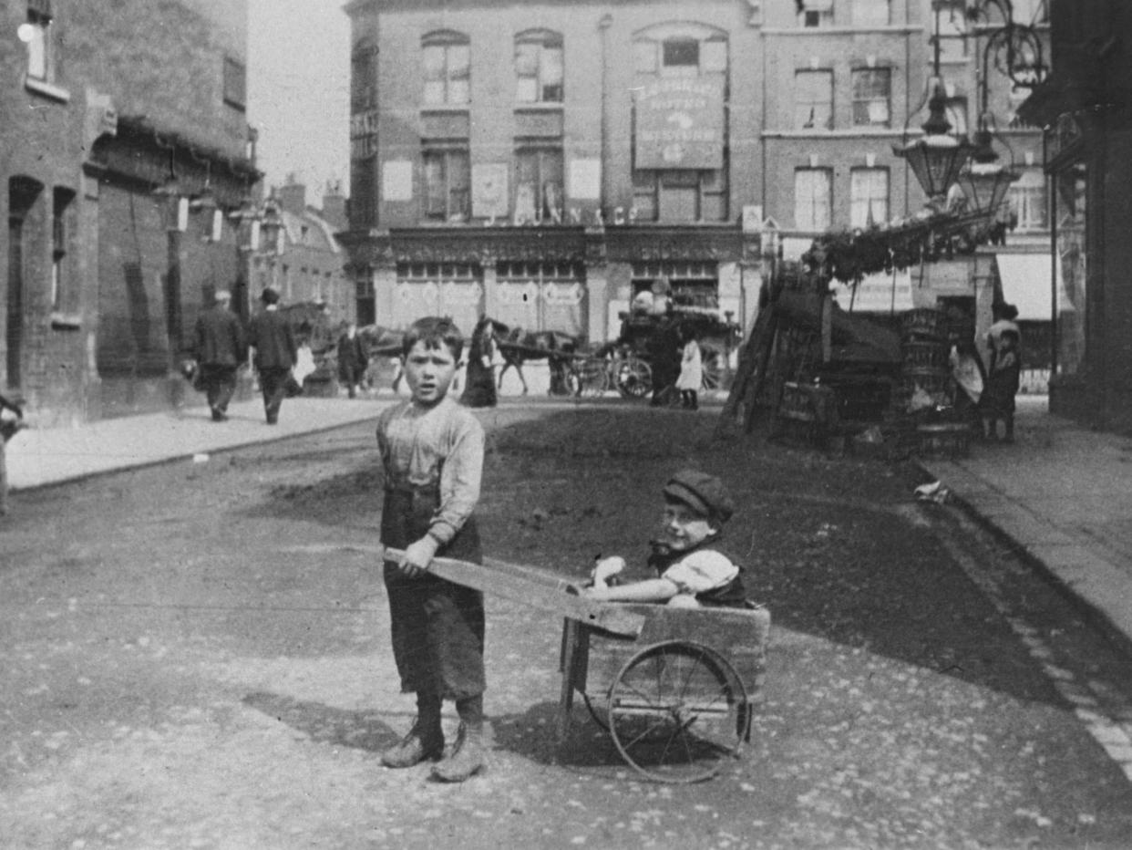 Poor Jewish children playing in London's east end, 1900: Heritage Images/Getty Images