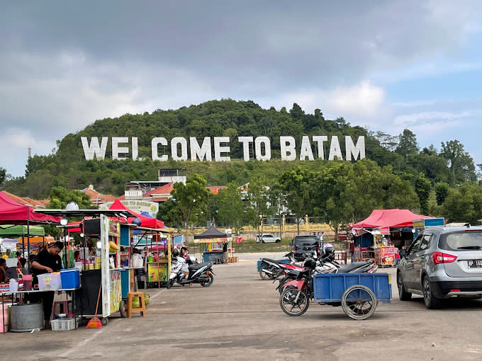 Batam food places - 'Welcome to Batam' sign