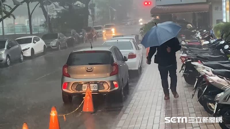 第二波梅雨週末報到，雨勢最猛時間曝光。(示意圖／翻攝畫面)