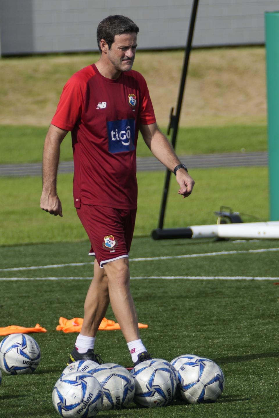 El entrenador de Panamá, Thomas Christiansen, camina sobre la cancha en una sesión de entrenamiento matutino con miras a los próximos partidos por las eliminatorias de la CONCACAF contra Anguila y República Dominicana, en la Ciudad de Panamá, el martes 1 de junio de 2021. (AP Foto/Arnulfo Franco)