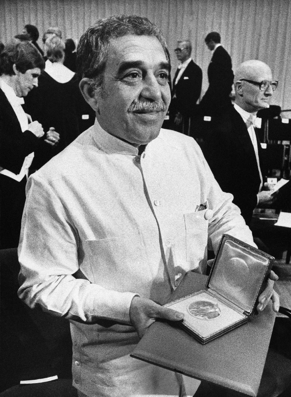 Gabriel García Márquez muestra su medalla después de ganar el premio Nobel después de pronunciar su discurso con motivo del premio en Estocolmo, Suecia en una fotografía del 8 de diciembre de 1982. García Márquez murió el jueves 17 de abril de 2014 en su casa en la Ciudad de México. (Foto AP/Bjorn Elgstrand, Pool, archivo)