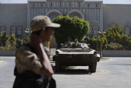 A Houthi militiaman looks on as he stands at the yard of the Republican Palace in Sanaa February 25, 2015. REUTERS/Khaled Abdullah