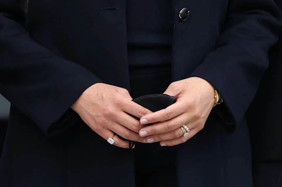 Eine Nahaufnahme von Meghans Ring – inklusive ihres neuen Diamantrings mit Smaragd-Schliff – die während ihres Besuchs des One World Observatory am 23. September in New York City gemacht wurde. Foto: Getty Images.