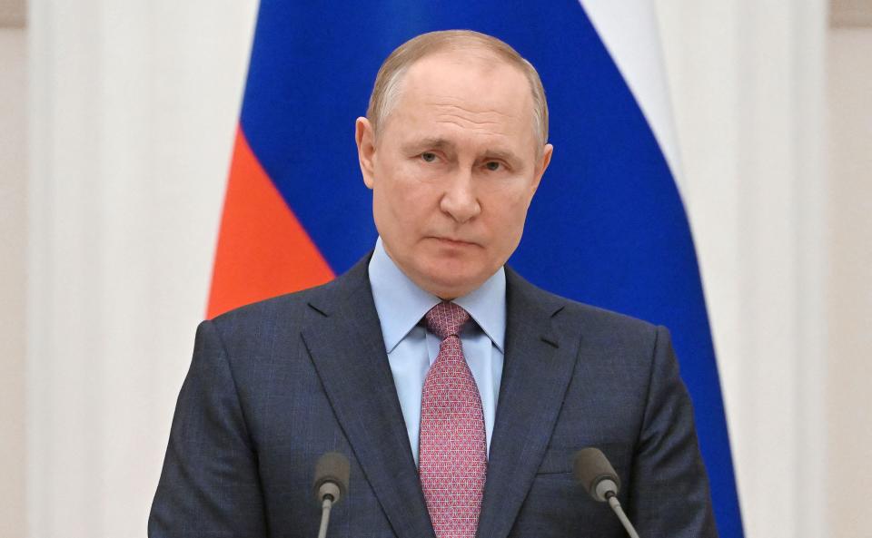 El presidente de Rusia, Vladimir Putin, asiste a una conferencia de prensa con su homólogo de Bielorrusia, tras sus conversaciones en el Kremlin de Moscú el 18 de febrero de 2022. (Sputnik/AFP via Getty Images)