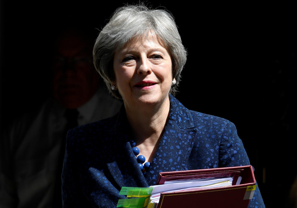 <p>Theresa May gana unas cinco veces más que la media de los trabajadores en Reino Unido. Concretamente, 172.220 euros cada año. (Foto: Toby Melville / Reuters). </p>