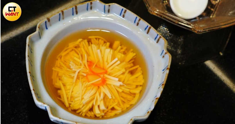 雞湯底的「菊花豆腐盅」刀工細膩。
