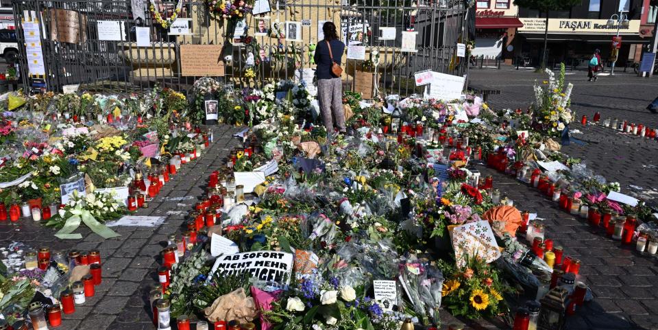 Blumen und Kerzen liegen auf dem Marktplatz in Mannheim zum Gedenken an einen getöteten Polizisten. Auf einem Zettel steht geschrieben "Ab sofort nicht mehr schweigen!". Eine Woche zuvor wurde auf dem Platz ein Polizist bei einem Messerangriff getötet.<span class="copyright">dpa</span>