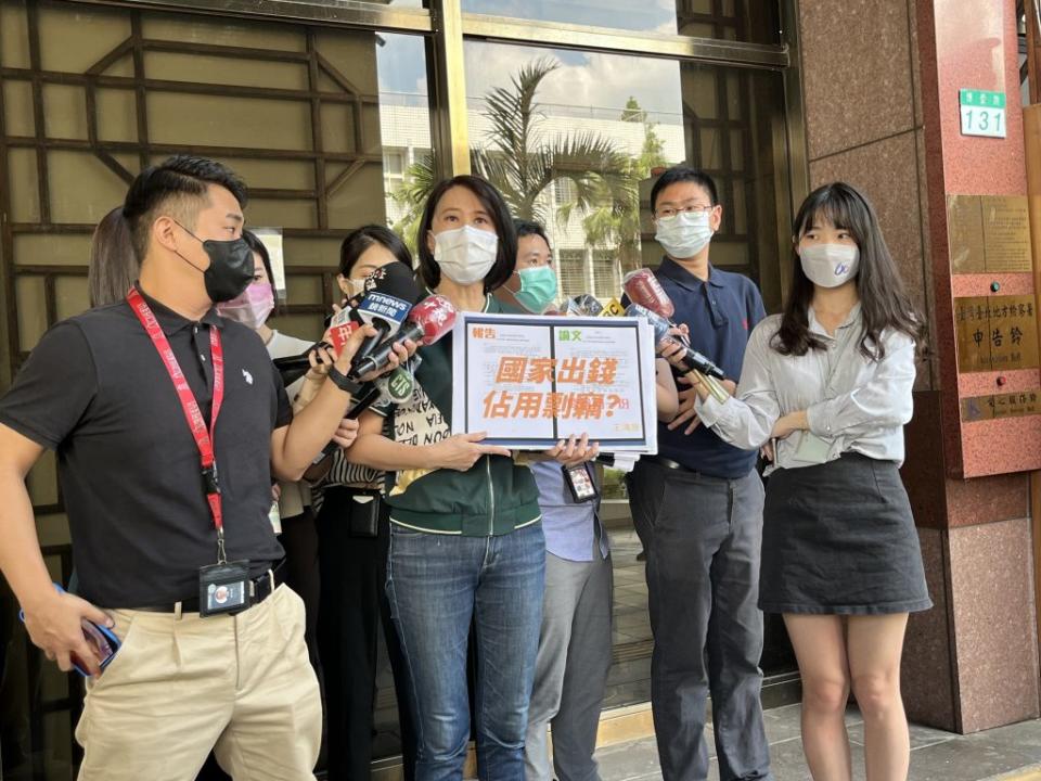 國民黨台北市議員王鴻薇（前中）七日上午前往台北地檢署，對將參選桃園市長的新竹市長林智堅提告誣告、違反著作權法。 （中央社）