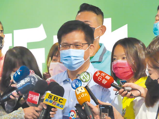民進黨新北市長參選人林佳龍1日啟用競選辦公室，並表示要全力挑戰侯友宜。（葉德正攝）