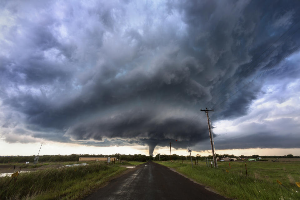 <p>A powerful EF4 tornado spins through the small rural community of Katie, Okla., on May 9, 2016. (Photo: Mike Olbinski/Caters News) </p>