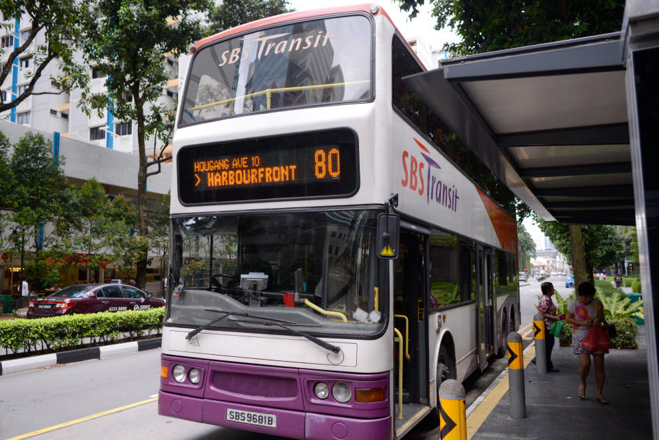 The government plans to achieve a fully cashless public transport system by 2020. (Photo: Yahoo Singapore)