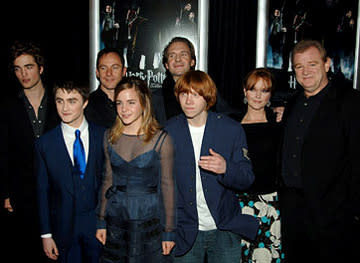 Premiere: Robert Pattinson, Daniel Radcliffe, Jason Isaacs, Emma Watson, Ralph Fiennes, Rupert Grint, Miranda Richardson and Brendan Gleeson at the NY premiere of Warner Bros. Pictures' Harry Potter and the Goblet of Fire - 11/12/2005 Photo: Dimitrios Kam