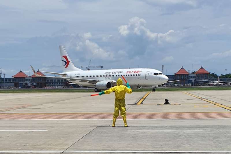 中國派出專機接滯留峇里島旅客返回武漢。（北京日報）