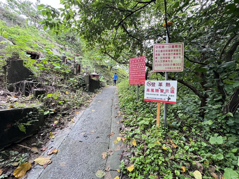 山區步道插立警示牌，提醒民眾落實防蚊措施。（圖／新北衛生局提供）