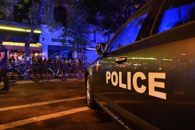 <p>Plus de 200 policiers se sont réunis vendredi soir devant le Bataclan à Paris pour protester contre les accusations de violences policières et de racisme à l'encontre de leur profession, et dénoncer un manque de soutien de l'Intérieur.</p>