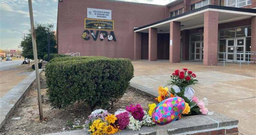 美國一所高中發生校園槍擊命案，學生們在案發地點放置花束表示哀悼。（圖／翻攝自FB）
