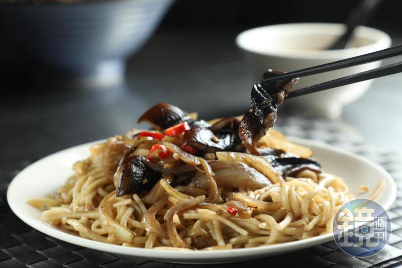 嘉義人也愛吃鱔魚麵，與台南最大的差異是使用油麵，非油炸的意麵條。