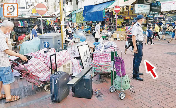 深水埗：深水埗鴨寮街即使有大量雜物堆積在行人路，食環署人員（箭嘴示）卻視而不見。