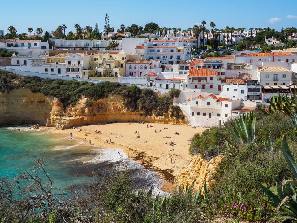 Praia de Carvoeiro in der Region Algarve im Süden Portugals. - Copyright: Brandon Rosenblum/Getty Images