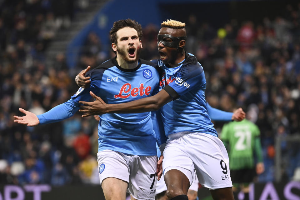 ARCHIVO - Khvicha Kvaratskhelia (izquierda) del Napoli celebra con su compañero Victor Asimhen tras anotar un gol contra Sassuolo en la Serie A italiana, el 17 de febrero de 2023, en Reggio Emilia. (Massimo Paolone/LaPresse vía AP)