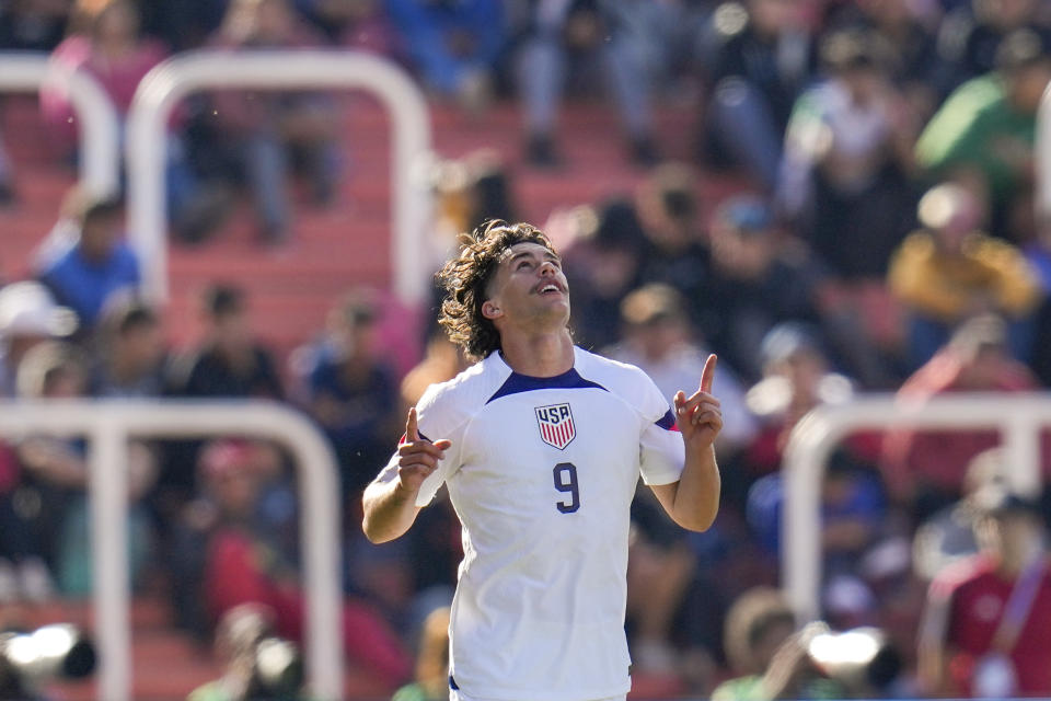 Cade Cowell de Estados Unidos celebra tras anotar el segundo gol de su equipo ante Nueva Zelanda por los octavos de final del Mundial Sub20 en el estadio Malvinas Argentinas de Mendoza, Argentina, martes 30 mayo, 2023. (AP Foto/Ricardo Mazalan)