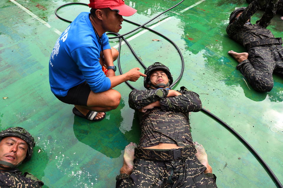 <p>El campamento dura un total de 10 semanas y la última fase se lleva a cabo en la base naval de Zuoying, junto a la ciudad de Kaohsiung, al sur del país y en la costa del estrecho de Taiwán, que separa a la isla de China. (Foto: Ann Wang / Reuters).</p> 