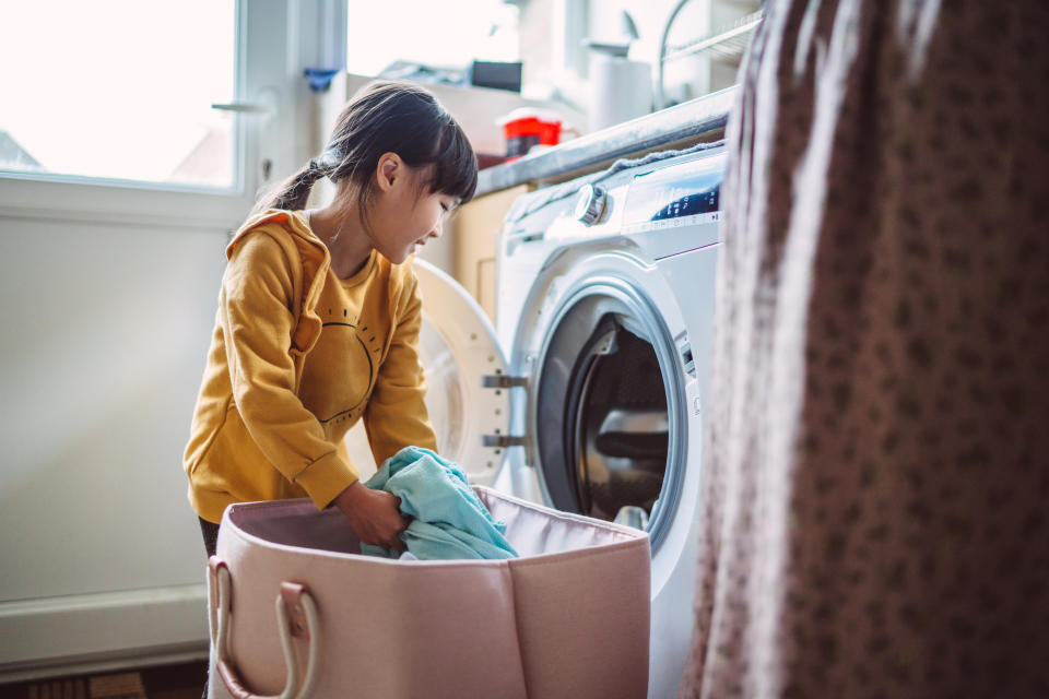 洗衣服頻率多久才正常？網友們認為天氣炎熱與否，或是家中人數都會影響。（示意圖／Getty Creative）