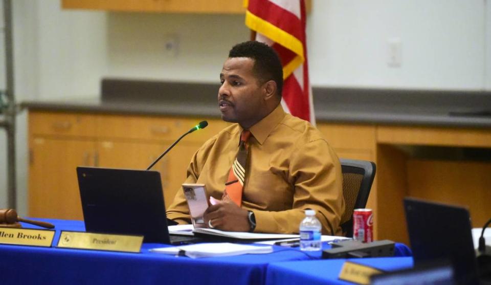 El presidente de la junta del Distrito Escolar de la Ciudad de Merced, Allen Brooks, habla durante una reunión de la junta, el martes 26 de septiembre de 2023, en Ada Givens Elementary, en Merced, California.