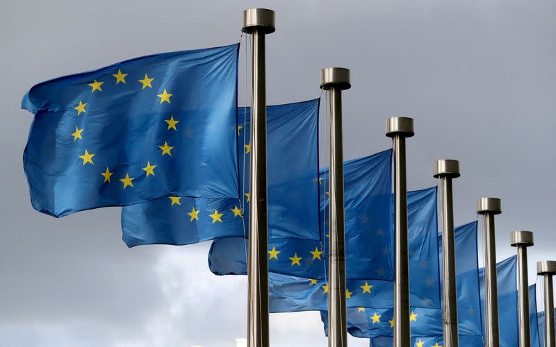 FOTO DE ARCHIVO: Banderas de la UE ondean frente a la sede de la Comisión Europea en Bruselas