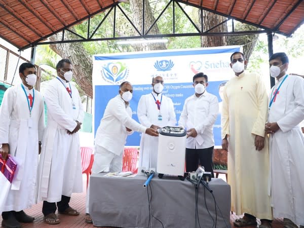 Dr.Sudhakr handing over of 500 oxygen concentration