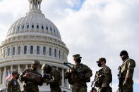 Las tropas vigilan en el exterior del Capitolio. (REUTERS/Erin Scott)