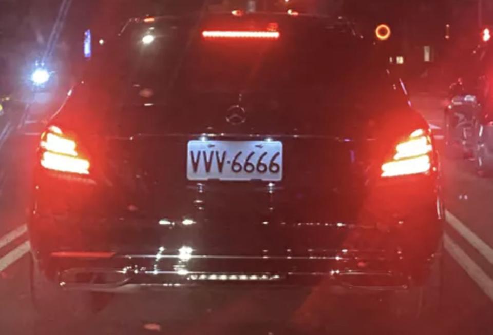 ▲網友分享自己在路上遇到「VVV-6666」的汽車車牌，讓他好奇這張車牌要價多少。（圖/Dcard）