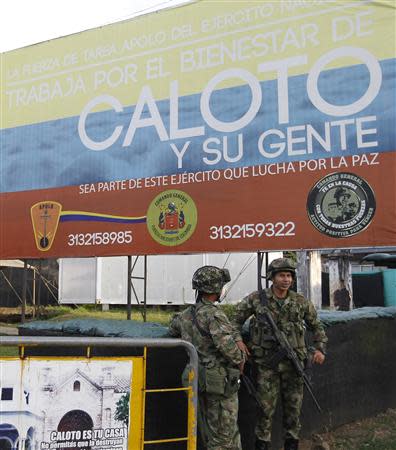 Colombian soldiers stand guard in their military base in Caloto February 6, 2014. REUTERS/Jaime Saldarriaga