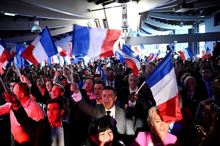 Militantes de Reunión Nacional celebran el triunfo de su partido en Francia