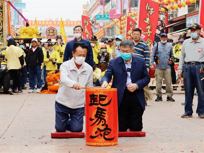 嘉義縣新港奉天宮今早舉行元宵遶境起駕，前台北市長柯文哲以台灣民眾黨主席身分參與，並與嘉義縣長翁章梁一起點起馬炮。（呂妍庭攝）