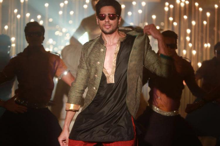 The first song from Baar Baar Dekho titled Kala Chashma is all set to release on July 27 and we cannot wait for it. But before the entire song comes out, the makers are teasing the audiences with some glimpses from the track. 