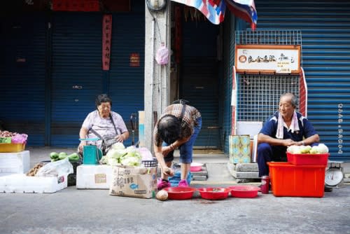 【金門離島食記】金門柴燒火烤古早味蛋捲 閩南式燒餅創始店 莒光路 邱良功母節孝坊│金城鎮：傳統古法六十年傳承市場老味道～平價古早味鐵板手工蛋捲薄脆生香～還有地道香酥燒餅也不要錯過！